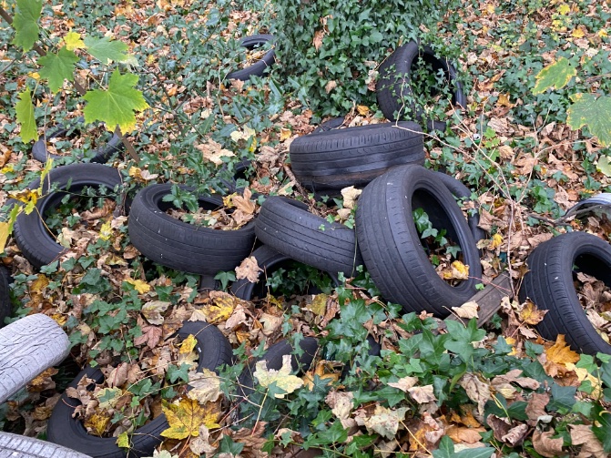 Jimanderinagain's tweet photo. @Edinburgh_CC could you chase up a fly tip removal request please?

Ref 101002798438

Dumped tyres reported on 30 October 2024 https://t.co/lfkZil9cmV