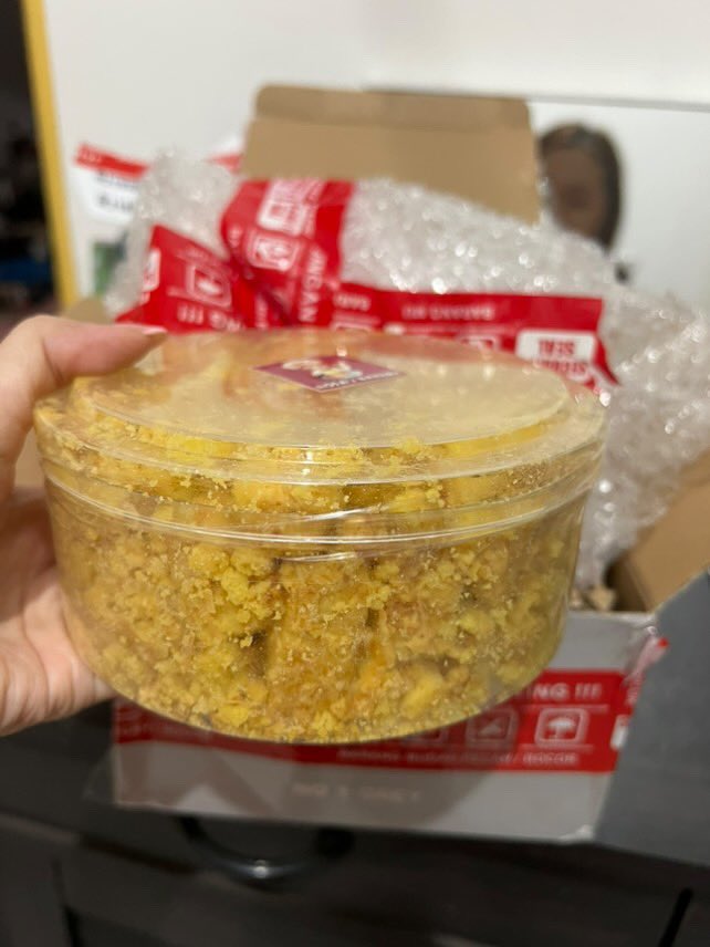 SJ_SsiwonChoi's tweet photo. Kirim kue kering melalui @lionparcel_  cepet sih sehari sampai. Tapi kue nya hancur lebur pdhal udah double packing buble wrap + kerdus + sticker dan tulisan jangan di banting..gimana donk ya? Kapok banget dah👎🏻 https://t.co/Jj6ZH2JPC8