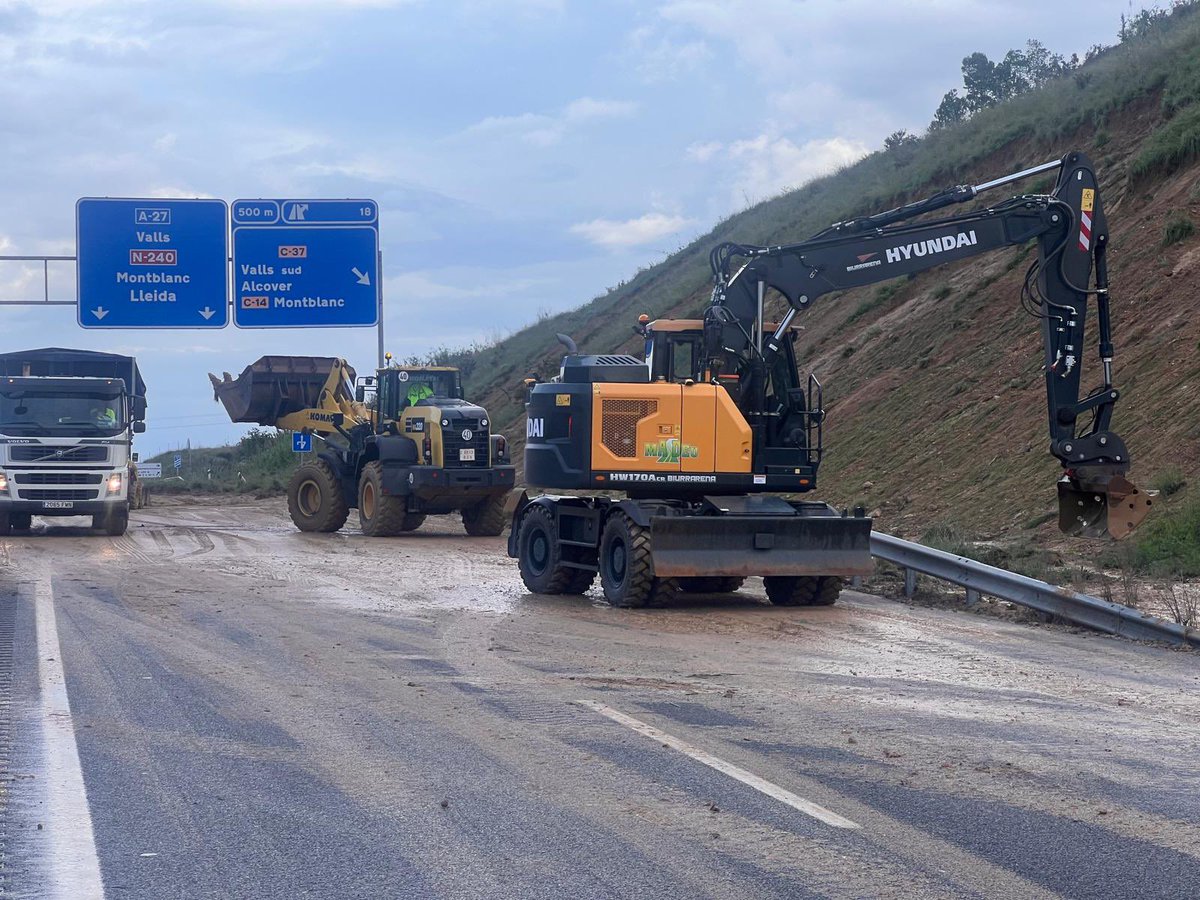 El <a href="/transportesgob/">Ministerio Transportes y Movilidad Sostenible</a> treballa intensament en obrir la A-27 entre Tarragona i Valls després de l’esfondrament d’un talús aquest matí a causa de les fortes pluges. 

Ja està oberta la via en sentit Montblanc i en les pròximes hores esperem el restabliment total de la carretera.