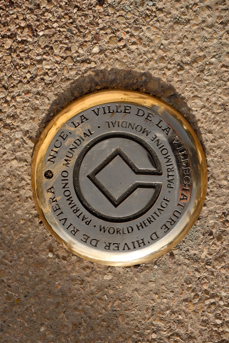 explorenca's tweet photo. 👀Avez-vous remarqué les clous, plaques &amp; totems à #Nice06 ?

Depuis 2021, une partie de Nice est inscrite au patrimoine mondial de l’@UNESCO_fr en tant que “Ville de villégiature d’hiver de Riviera”. Pour mettre en valeur cette distinction, nous avons mis en place un balisage
👇 https://t.co/SiIywLhohi