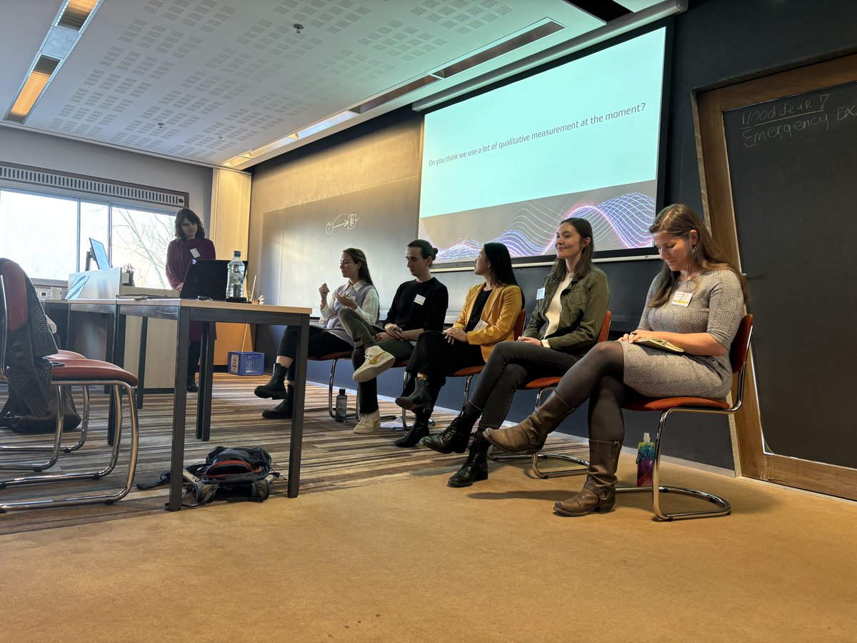 Expert panel discussion on the use of qualitative and quantitative methods in EMA data #LorMITNB.