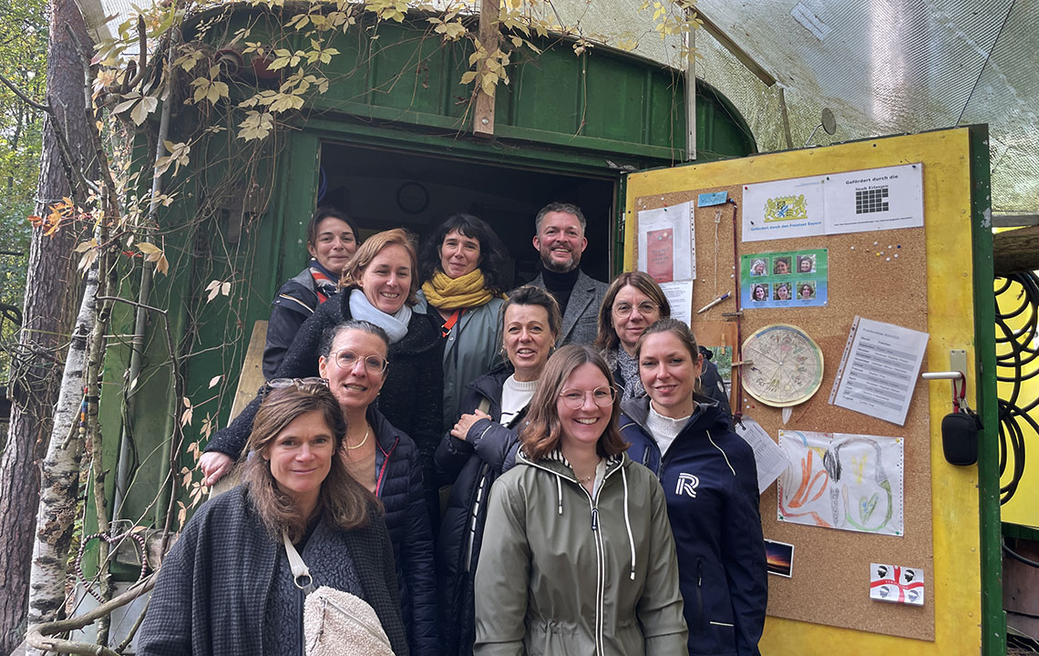 ArnaudStephan's tweet photo. Dans le cadre du projet européen Erasmus+ "La Nature au cœur de la crèche", une délégation composée de l'élu à la #petiteenfance @ArnaudStephan, de professionnelles de terrain et administratives se sont rendues à #Erlangen (Allemagne) du 14 au 17 octobre.
#rfve @ElusPCFRennes https://t.co/vqVzP7I3r4