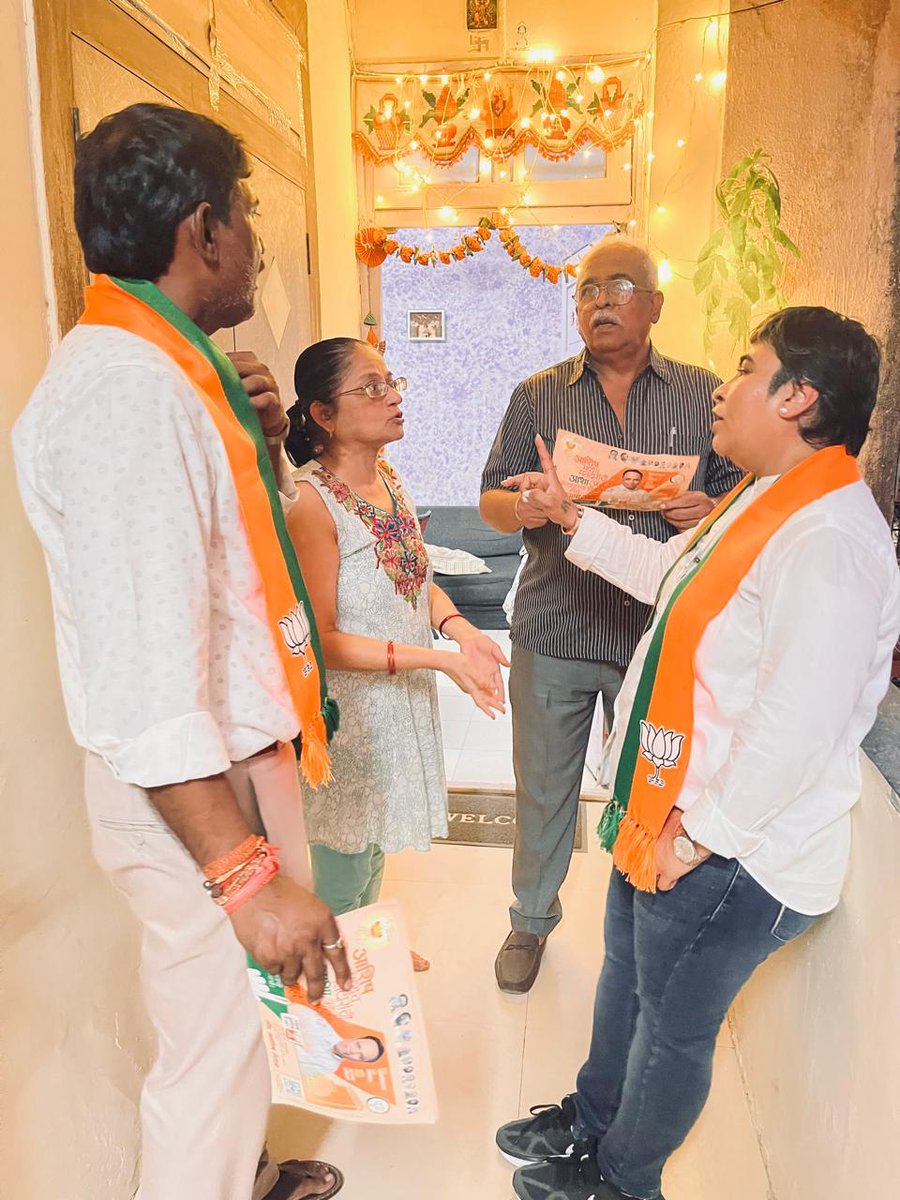 SachinM33615157's tweet photo. वॉर्ड 97 मधील शास्त्री नगर मध्ये  नगरसेविका श्रीमती @hetalgalabjp  ji व पदाधिकारी, महिला पदाधिकारी कार्यकर्ते,आणि तेथील स्थानिक जनते सोबत @ShelarAshishसाहेबांची  प्रचार  फेरी मोठ्या जल्लोषात सपन्न.✌️✌️
@narendramodi @AmitShah @Dev_Fadnavis @BJP4Maharashtra @BJP4Mumbai @bjpward97 https://t.co/feMZclUOq1