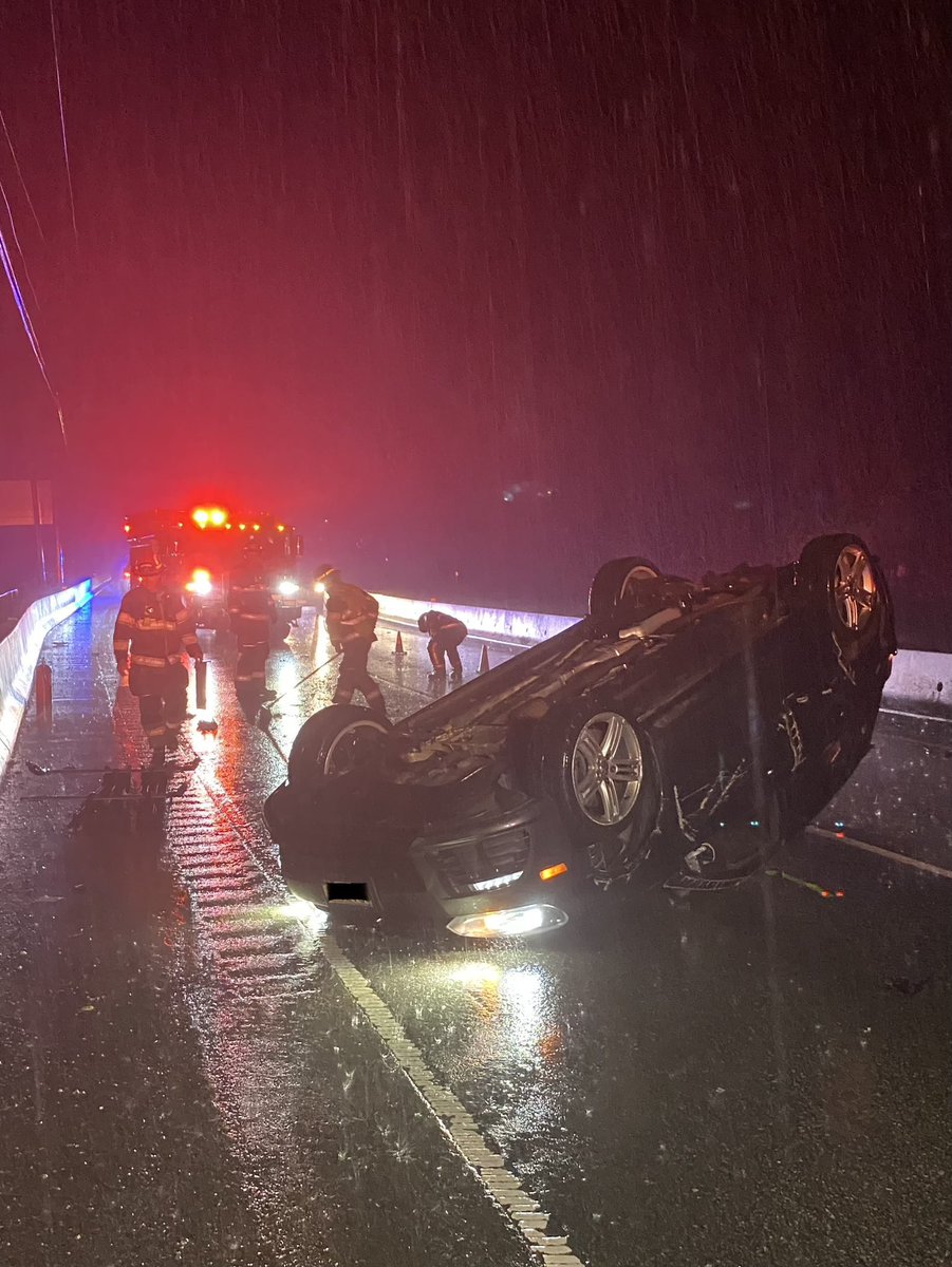 WestVanPolice's tweet image. Very heavy rain + significant pooling water  = SLOW DOWN.  Fortunately there were no serious injuries from this single vehicle crash this morning on Highway 99. #DriveSmart #SlowDown #Preventable @icbc #WVPD
