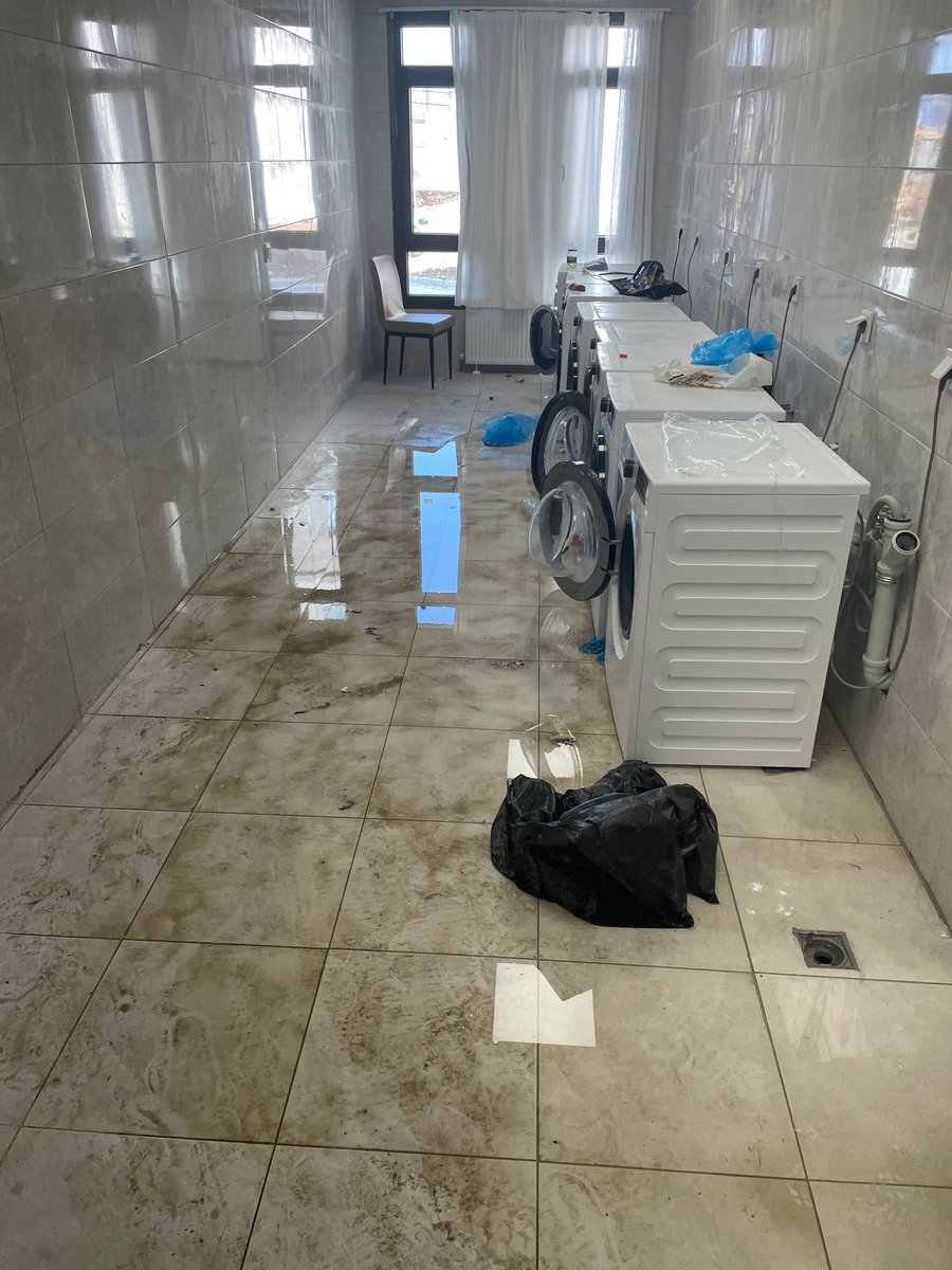 Bu rezaleti görün <a href="/Tunceli_MEM/">Tunceli İl Millî Eğitim Müdürlüğü</a> <a href="/TunceliVakif/">Tunceli Eğitim ve Sağlık Vakfı</a> <a href="/TunceliBel/">T.C Tunceli Belediyesi</a> öğrencileri elektrik çarpsa kimden hesap soracağız kimi kime şikayet edeceğiz #yüzüncüyılkızyurdu sözde yeni yapılmış bu daha görünen kısmı #tunceli #kyk #Kayyum #kayyım