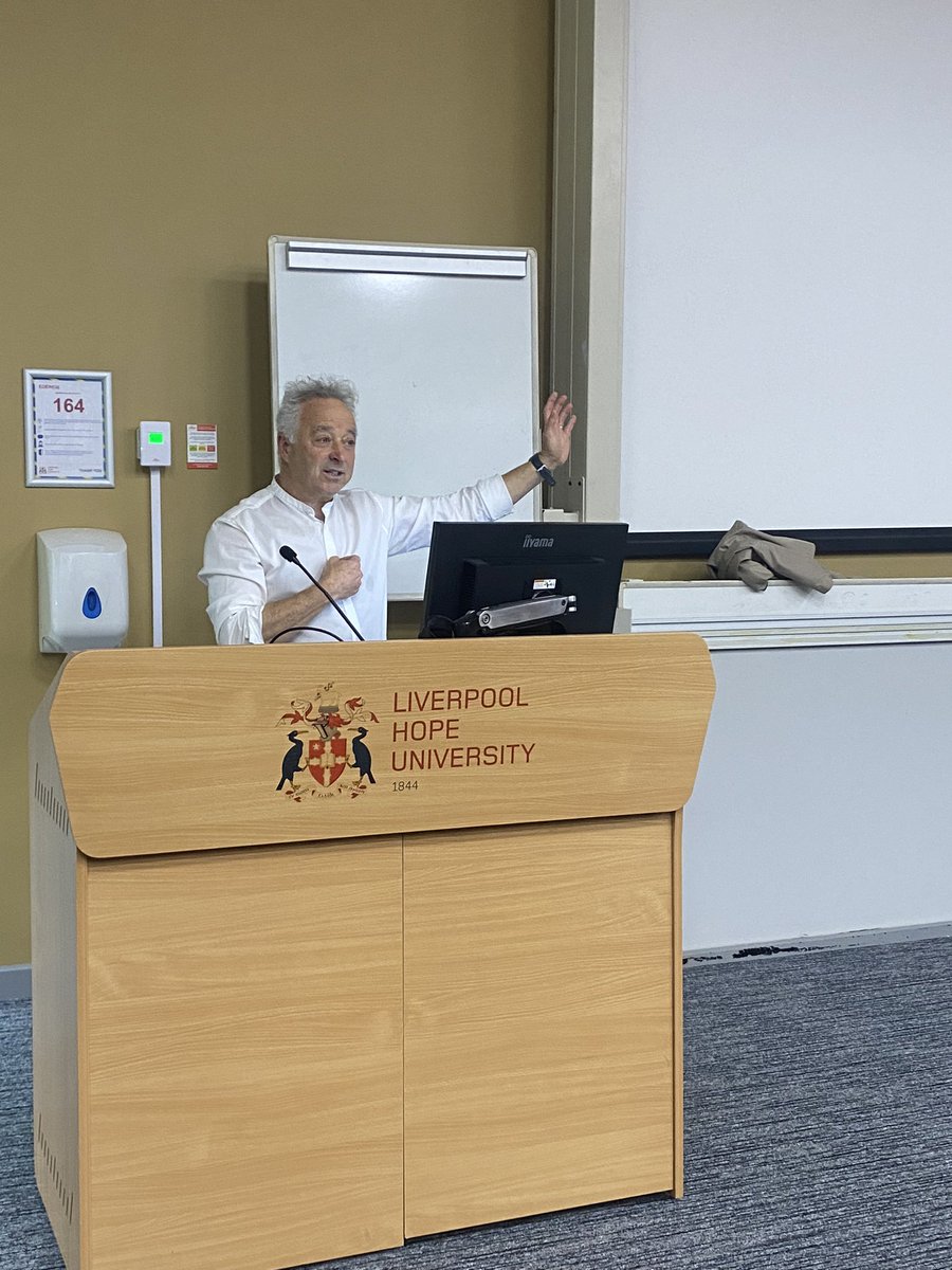 KathON16's tweet photo. @frankcottrell_b, thank you for inspiring year 1 @HopeTeachers (and tutors). A wonderful lecture, we loved every minute! ‘Being read aloud to is like a hug that will last a lifetime’ 🩵 https://t.co/Lb4ukoV07V