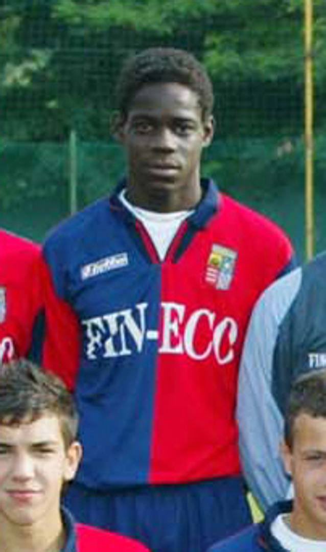 FootSerieA's tweet photo. Mario Balotelli entamera sa carrière professionnelle mais pas seulement..

🎙️Son coéquipier Marco Pedretti sur une farce particulièrement désagréable de Mario :

« Il urinait sur nos sacs contenant nos vêtements propres et il urinait aussi sur les gens. » 🚽😭 https://t.co/MdJc0mCZvc