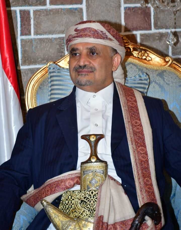 بسم الله الرحمن الرحيم
الشيخ حمير الأحمر شيخ مشائخ حاشد وعضو مجلس نواب. جالس في بيته ما تدخل في الأحداث كامله لفترة ١١ سنه. زار مسكن المقاومه في صنعاء بوفد قبلي اكثر من مره وصرح أمام الأعلام بأنه مع القضيه الفلسطينيه 
اموال وحقوق الشيخ حمير وإخوانه الذي ليسو مع العدوان والمكالف