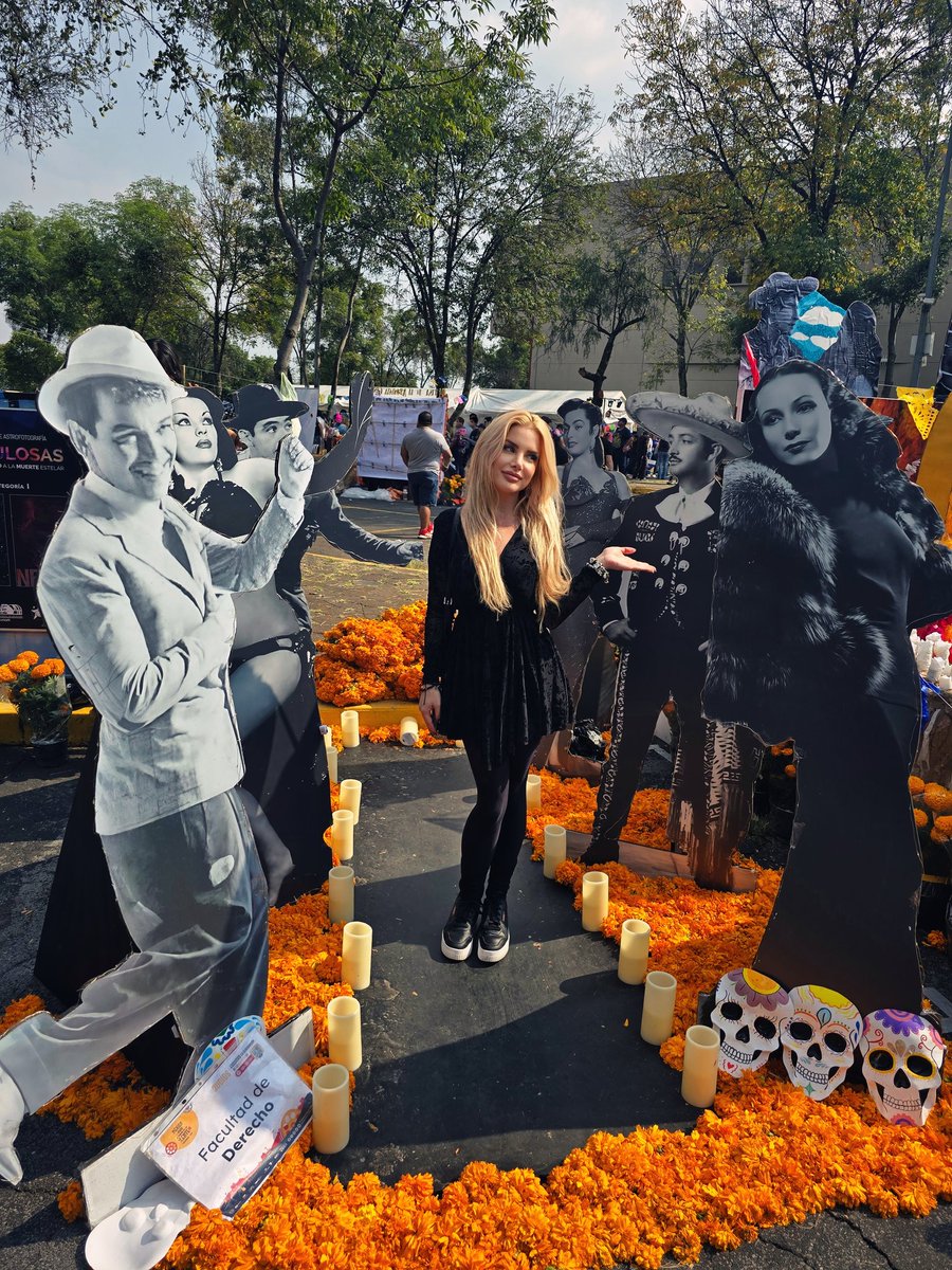 FuzzOficial's tweet photo. 🌸💀🌼 Día de Muertos especial en la #MegaOfrenda de la @UNAM_MX https://t.co/tTBwNGnyAc