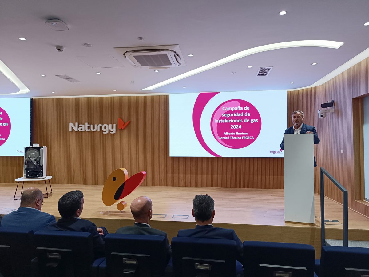 fegeca_asoc's tweet photo. Hoy, @FEGECA_es participó en el lanzamiento de la Campaña de Seguridad en Instalaciones de Gas 2024 en las oficinas de @NedgiaOficial  @AlbertoJimMar de la Comisión Técnica de  FEGECA explicó la importancia de las inspecciones 🕵️ y el funcionamiento de las calderas ♨️. https://t.co/5t5QC4FWNi