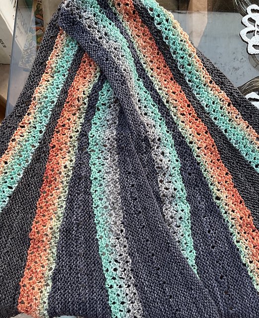 It is fascinating to see how other knitters interpret my designs. Here knitknutty on Ravelry paired a solid coloured yarn with a multicoloured one and worked this stunning, unique version of my Crescendo pattern.

Crescendo Pattern: ravelry.com/patterns/libra…