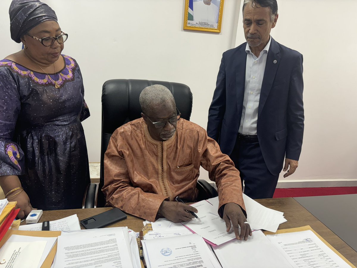 Signature ce jour lundi 4 octobre 2024 par le Président de la Conférence des Ministres de la CSRP de la Convention Suivi, Contrôle et Surveillance pour la lutte contre la pêche INN