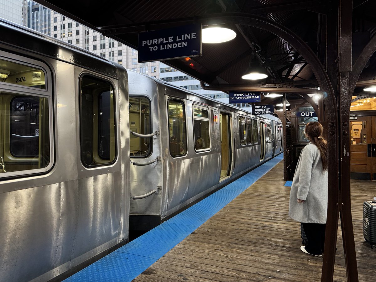 jmisci's tweet photo. Move to Chicago so you have a romanticized commute instead of dealing with traffic and road rage https://t.co/tmzzqZFNxo