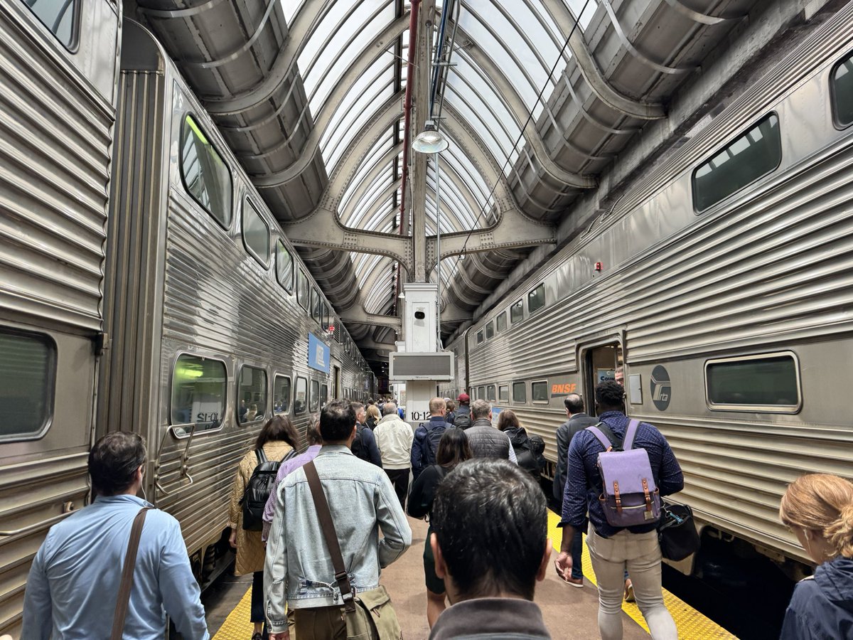 jmisci's tweet photo. Move to Chicago so you have a romanticized commute instead of dealing with traffic and road rage https://t.co/tmzzqZFNxo