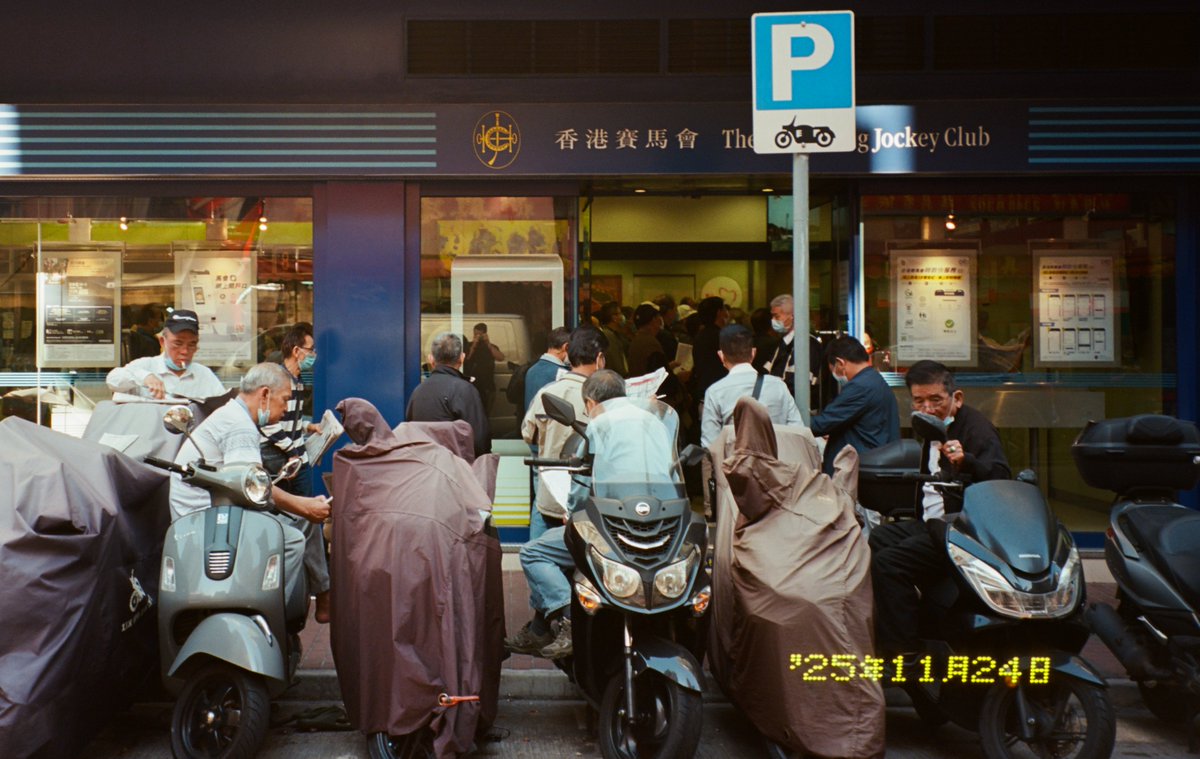 FishMonkeyCow_'s tweet photo. Hong Kong scenes