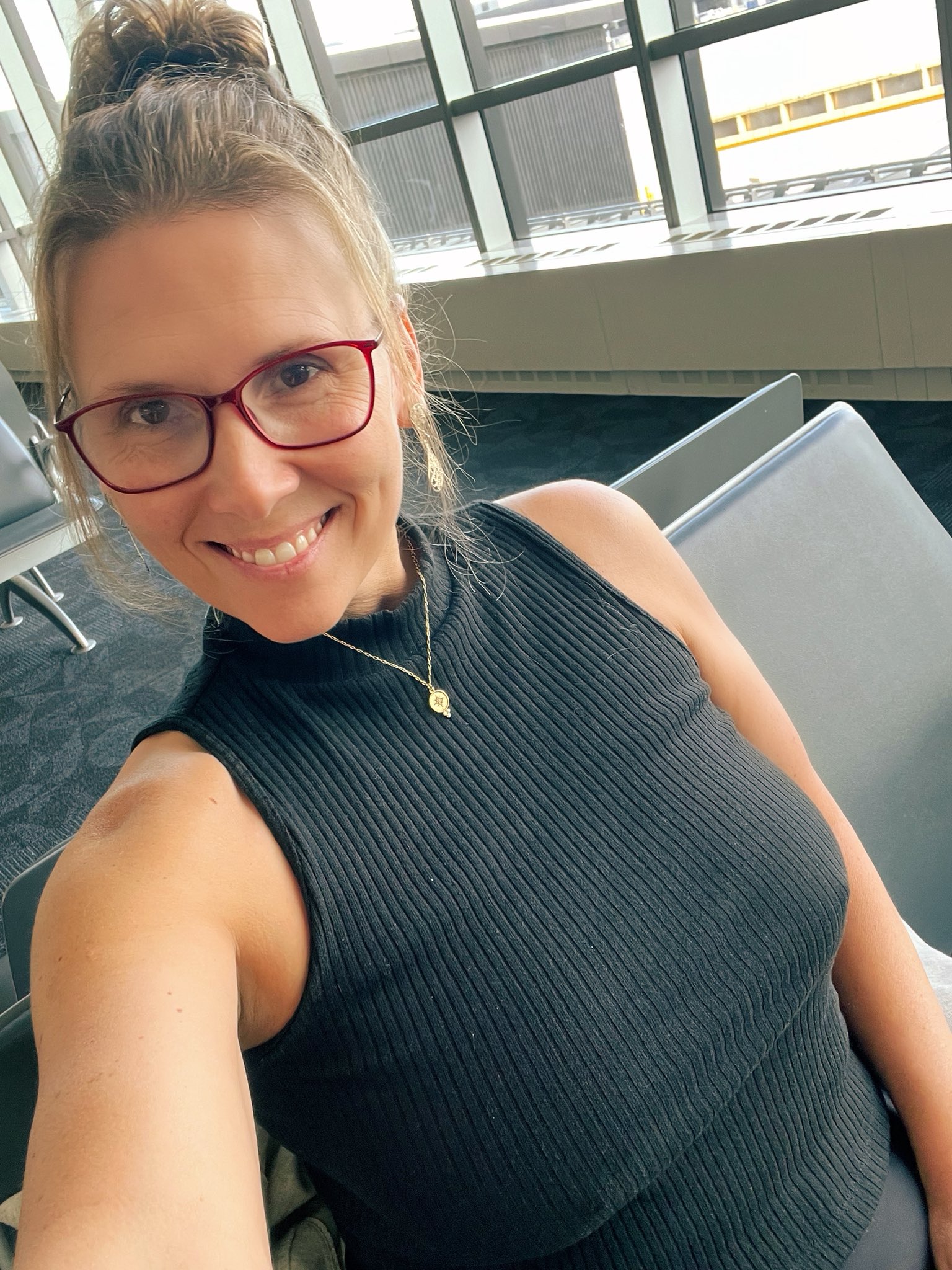 I’m traveling today. ✈️ Y’all have a great one. Kisses to you 😘😘😘 https://t.co/tQvxQCDtDU