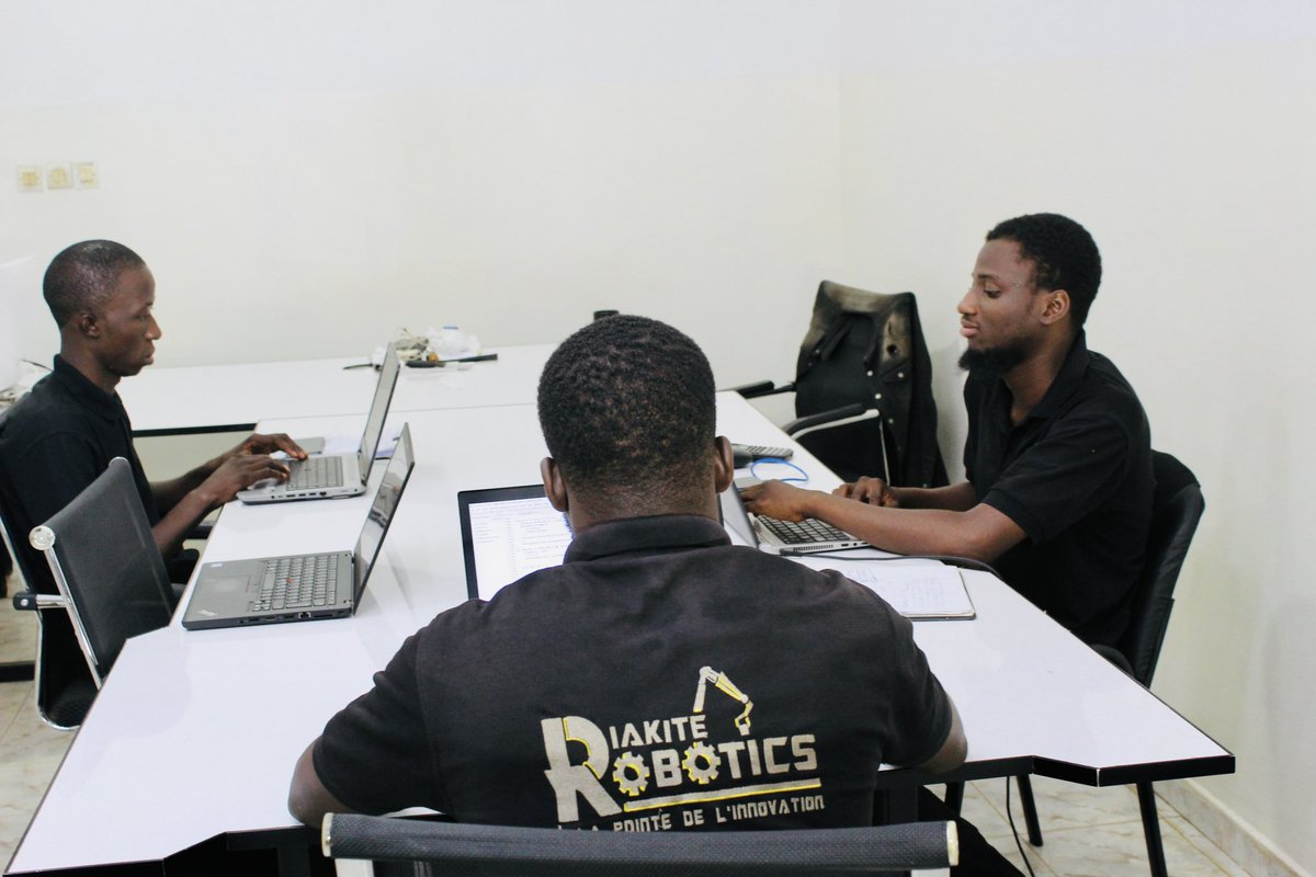 RoboticsDiakite's tweet image. Chez Diakité Robotics, chaque jour est une aventure ! 💡 Nos talents unissent leurs forces face aux défis quotidiens✨.

 🤝 Ensemble, nous relevons chaque défi avec passion et détermination. 💥

#DiakitéRobotics #DreamTeam #Robotique #TechPourTous #Innovation #DébutDeSemaine