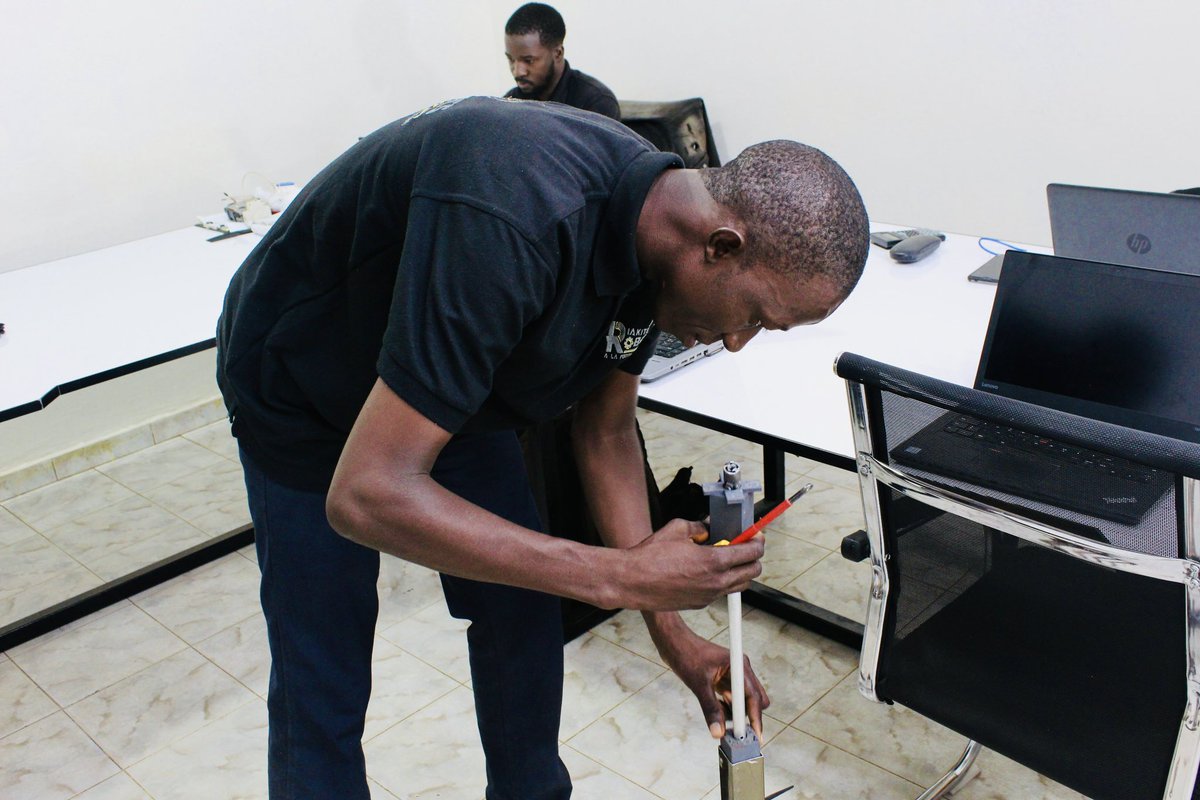 RoboticsDiakite's tweet image. Chez Diakité Robotics, chaque jour est une aventure ! 💡 Nos talents unissent leurs forces face aux défis quotidiens✨.

 🤝 Ensemble, nous relevons chaque défi avec passion et détermination. 💥

#DiakitéRobotics #DreamTeam #Robotique #TechPourTous #Innovation #DébutDeSemaine