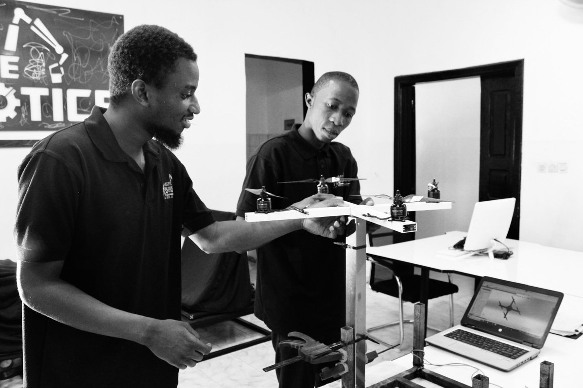 RoboticsDiakite's tweet image. Chez Diakité Robotics, chaque jour est une aventure ! 💡 Nos talents unissent leurs forces face aux défis quotidiens✨.

 🤝 Ensemble, nous relevons chaque défi avec passion et détermination. 💥

#DiakitéRobotics #DreamTeam #Robotique #TechPourTous #Innovation #DébutDeSemaine