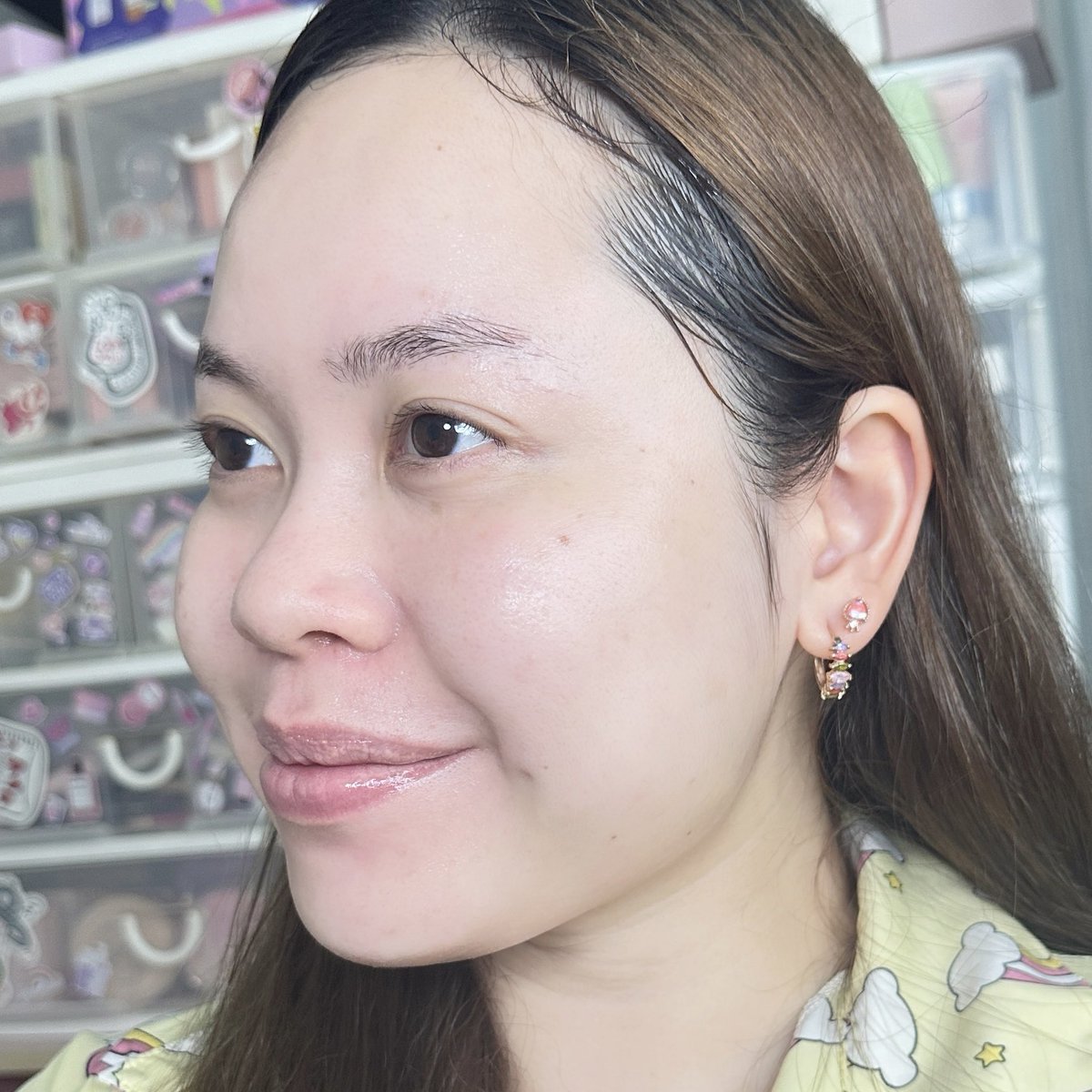 ใครที่มีปัญหาหน้าหมอง หน้าคล้ำ ต้องหา niacinamide มาใช้ด่วนนน เราใช้ของ #Glad2Glow คู่นี้เลย 💕 ช่วยให้ผิวกระจ่างใส รอยดำ รอยสิวจางลง เริ่ดมากก ใช้เซรั่มเป็นตัวแรก เนื้อดีมาก ไม่เหนียวเหนอะหนะ ตามด้วย moisturizer ช่วยให้ความชุ่มชื้น เช้า-เย็น จัดเลย ผิวใสขึ้นแน่นอนงับ #ใช้ดีบอกต่อ #ใช้จริงรีวิวจริง