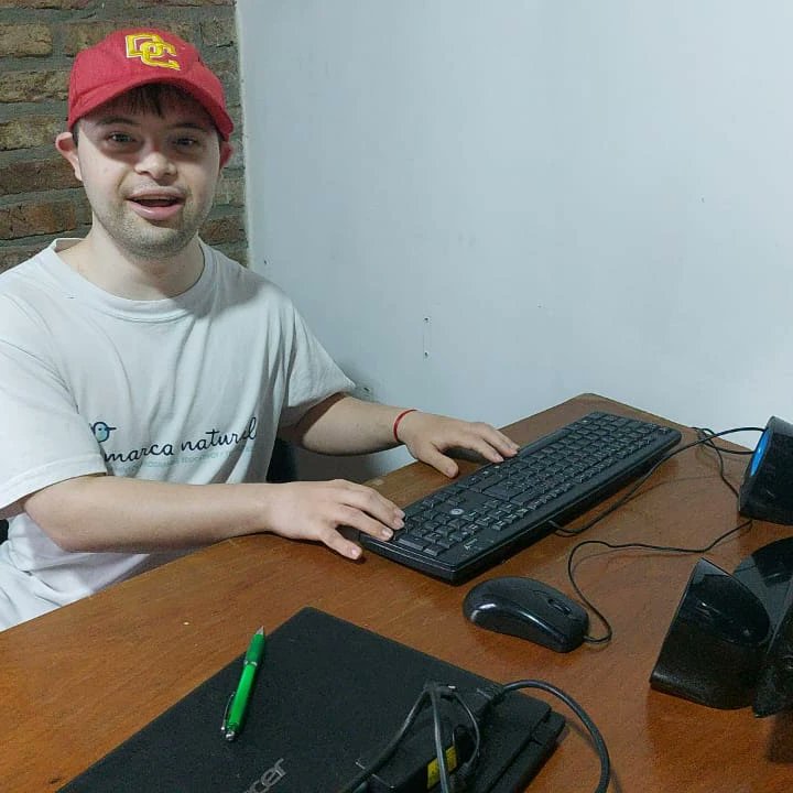 AngelDelPalo's tweet photo. Bueno acá las cinco compus que entregamos la semana pasada. Hicimos reparatón y en el medio fuimos entregando compus. Un hermoso quilombo fue! 
@hackfunrosario https://t.co/q9a0OHt1ji