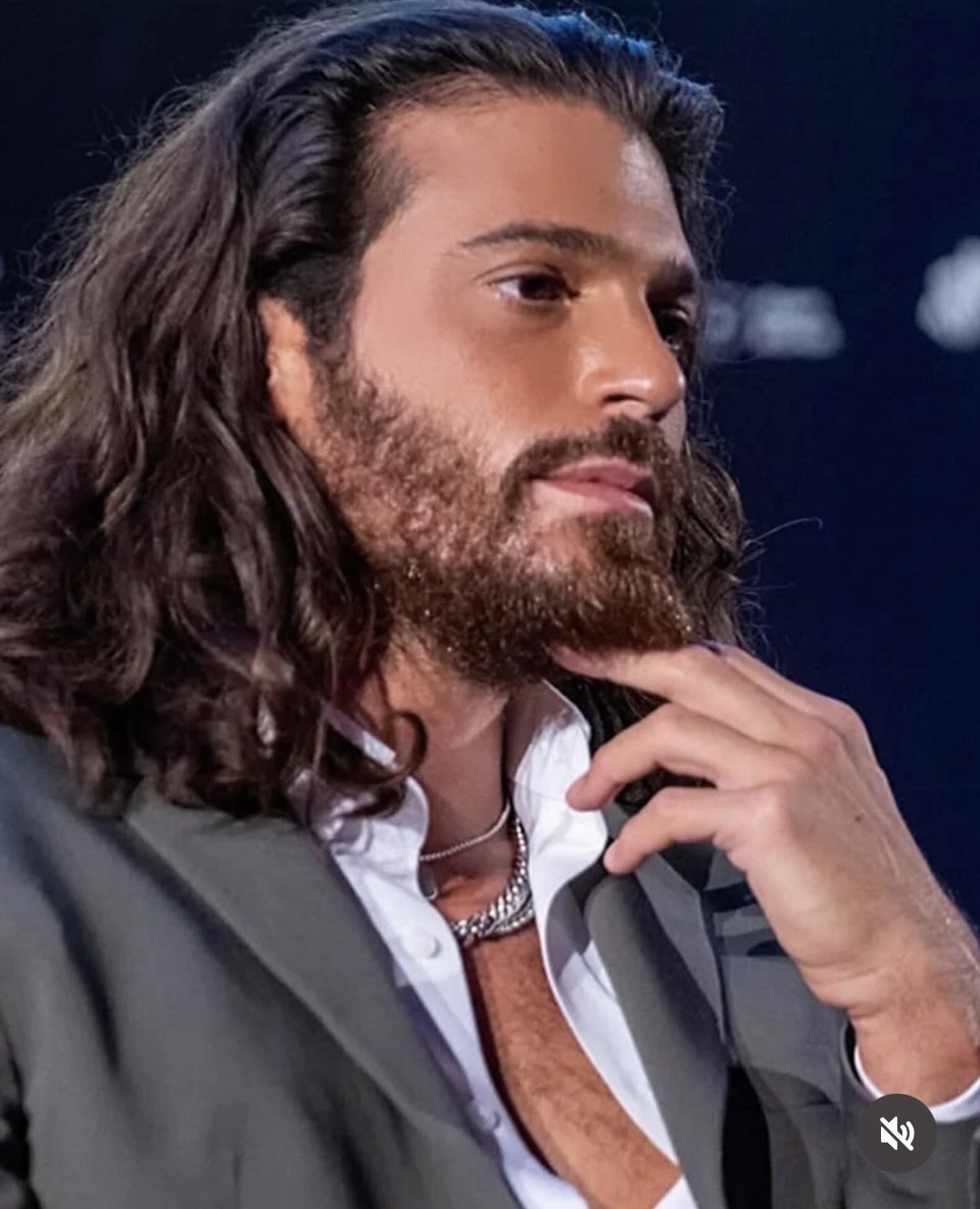 Esse olhar pensativo, essa mão que apoia a interrogação me seduz. Me faz pensar com ele. Me faz pensar nele.  Nova fase, mas seremos sempre “A Sonhadora”❤️#CanYaman 
#CanYaman noGloboPlay
M#canyamanmipcom2024