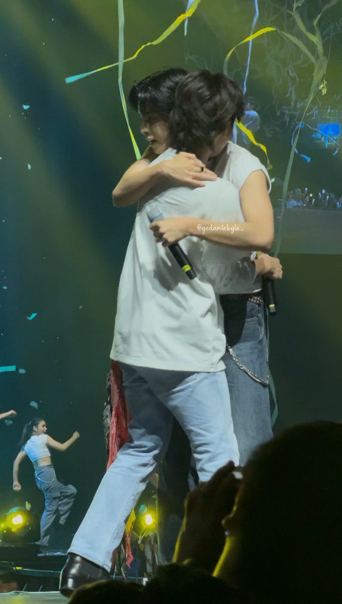 i’m too soft for this. reyster and kyler hugging marcus 🥺🫶🏻✨

ANCHOR HIGH IN MOA ARENA

#HORI7ONDayTourConcert
#HORI7ON #호라이즌
#MARCUS #REYSTER #KYLER #마커스 #레이스터 #카일러 <a href="/HORI7ONofficial/">HORI7ONofficial</a>