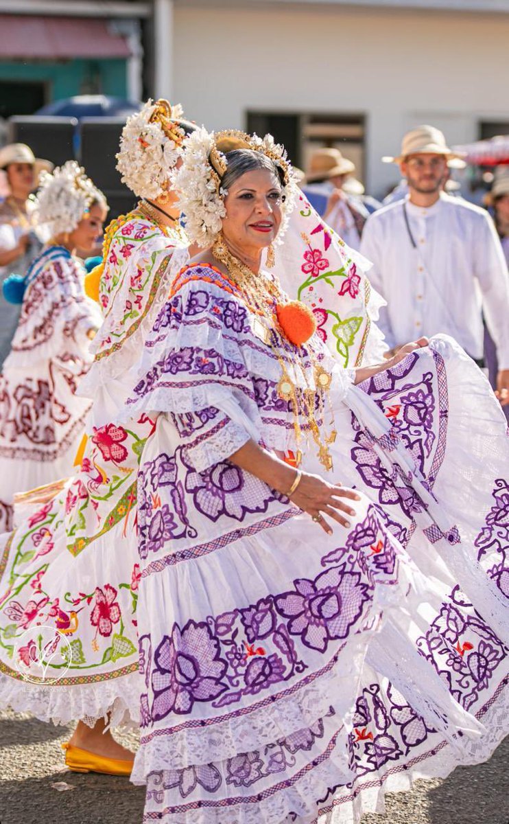 No me pidas que cambie mi vestuario ni por gasas ni por sedas.
Ninguna panameña cambiaría por nada, su pollera