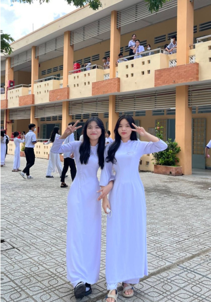 Anh thích em hay bạn em