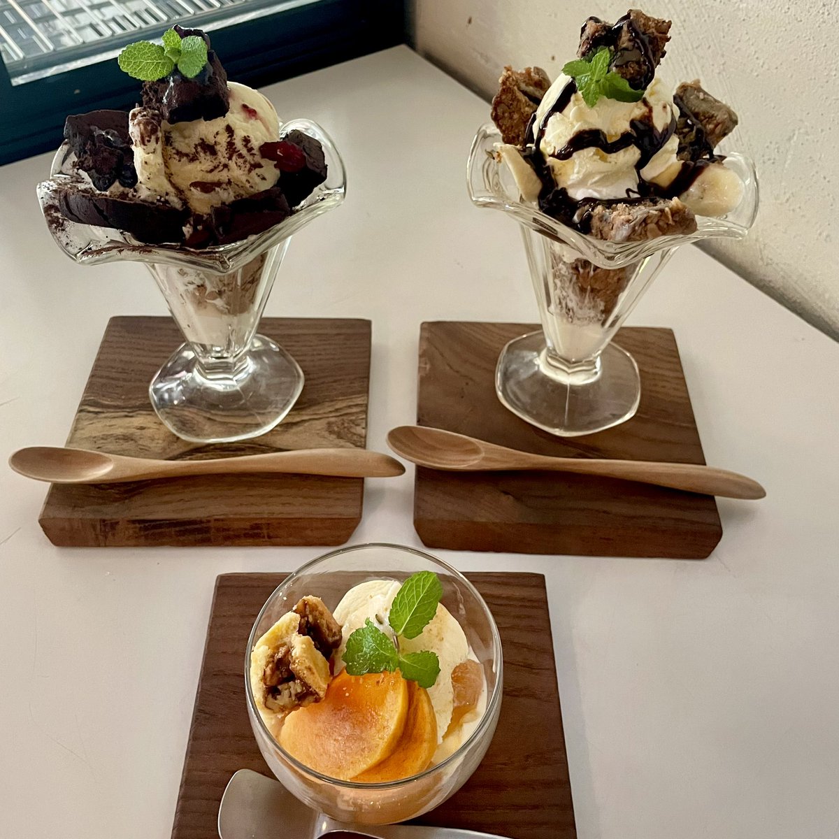 Cafe_Frosch's tweet photo. 三連休最終日。気持ちのいいお天気でした。人気のパフェ3種。 https://t.co/9VNEHwvXy2