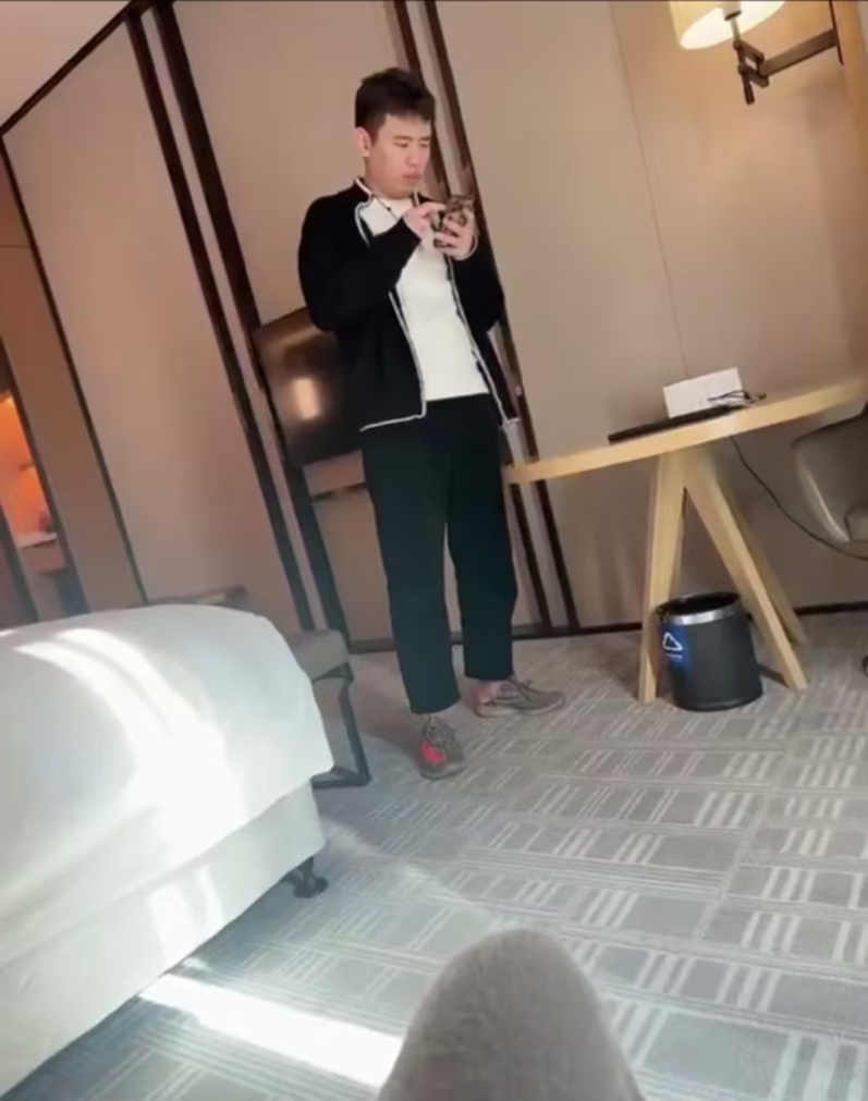 3360_86's tweet photo. 🔥抖音千万网红听泉鉴宝花20万约炮网红冷酷的R🍉

还被嫌弃鸡巴小 聊天记录及不雅视频太开门了

这女的长得太开门了！

#探花 #听泉鉴宝

探花视频传送门:https://t.co/mqStELeJoo https://t.co/EMQ4zsj6XZ
