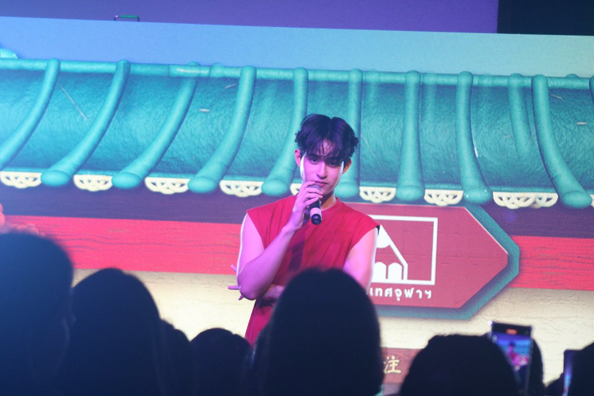 jay1_555's tweet image. วันนี้ความรู้สึกคิดถึงซีนนึงในคินน์พอร์ชเลย…
ฉากที่ปอร์เช่ยืนดูพี่คิมร้องเพลงบนเวทีใต้โถงอาคารเรียนแบบมีความสุข
วันนี้พี่มายืนจุดเดียวกับปอร์เช่ที่มองขึ้นไปบนเวทีมีบาร์โค้ดอยู่พี่โคตรมีความสุขเลย 🥰
#BarcodeTin #TINNASIT