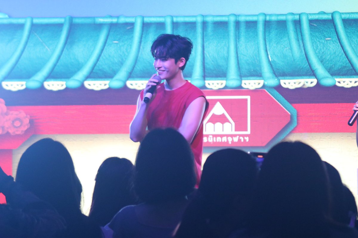 jay1_555's tweet image. วันนี้ความรู้สึกคิดถึงซีนนึงในคินน์พอร์ชเลย…
ฉากที่ปอร์เช่ยืนดูพี่คิมร้องเพลงบนเวทีใต้โถงอาคารเรียนแบบมีความสุข
วันนี้พี่มายืนจุดเดียวกับปอร์เช่ที่มองขึ้นไปบนเวทีมีบาร์โค้ดอยู่พี่โคตรมีความสุขเลย 🥰
#BarcodeTin #TINNASIT