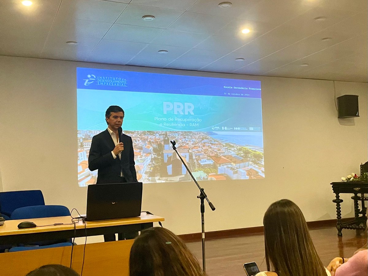 💡 🔊 O Presidente do IDE, Duarte Freitas, foi o orador na conferência "PRR: Um Motor de Alavancagem no Desenvolvimento da Região Autónoma da Madeira", realizada a 31 de outubro, na 🎓📚 🖍 Escola Secundária Francisco Franco.