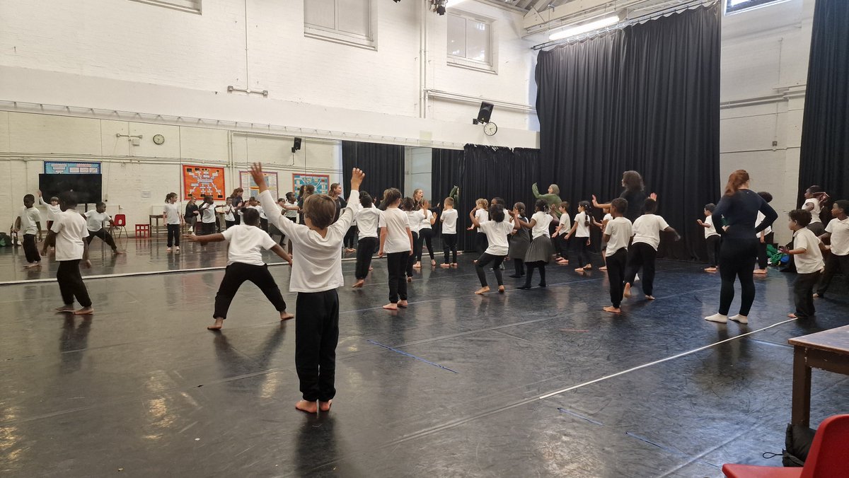 AlleynsPartners's tweet photo. Monday afternoons see over 250 local primary school children welcomed by Year 12s @AlleynsSchool who teach them a range of practical lessons including Science, Music, Dance, Art, Drama, Computing and MFL. Wonderful mutual benefit! #schoolstogether #powerofpartnerships https://t.co/1NGg3wsvZ2