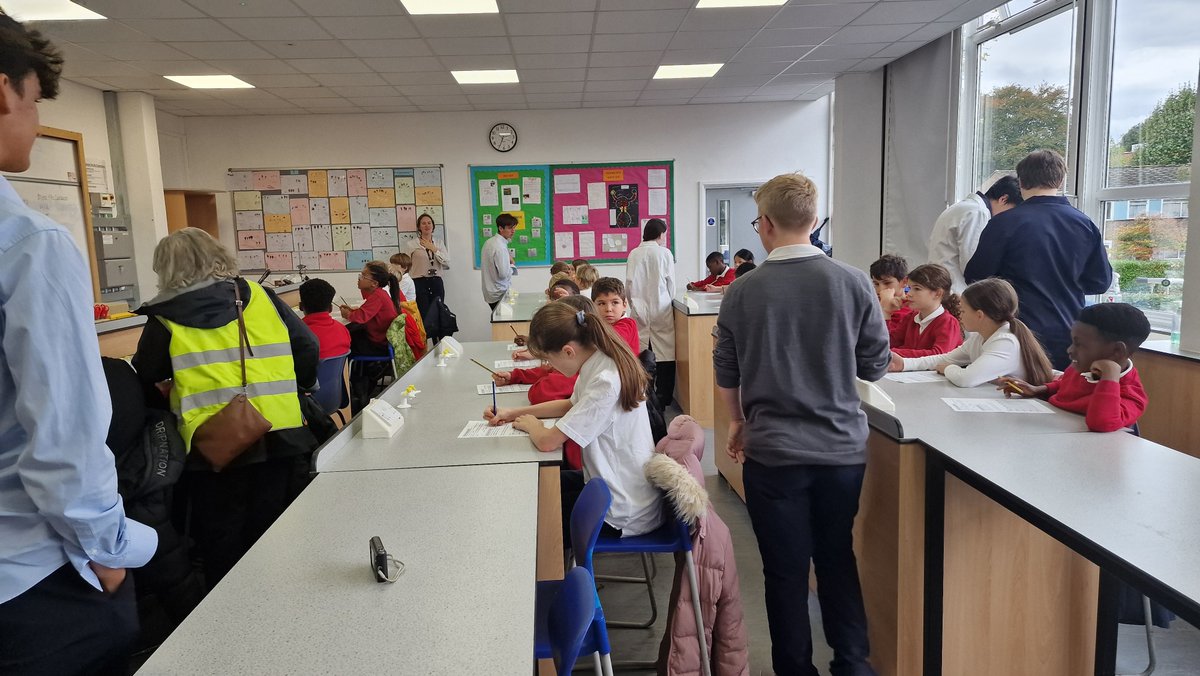AlleynsPartners's tweet photo. Monday afternoons see over 250 local primary school children welcomed by Year 12s @AlleynsSchool who teach them a range of practical lessons including Science, Music, Dance, Art, Drama, Computing and MFL. Wonderful mutual benefit! #schoolstogether #powerofpartnerships https://t.co/1NGg3wsvZ2