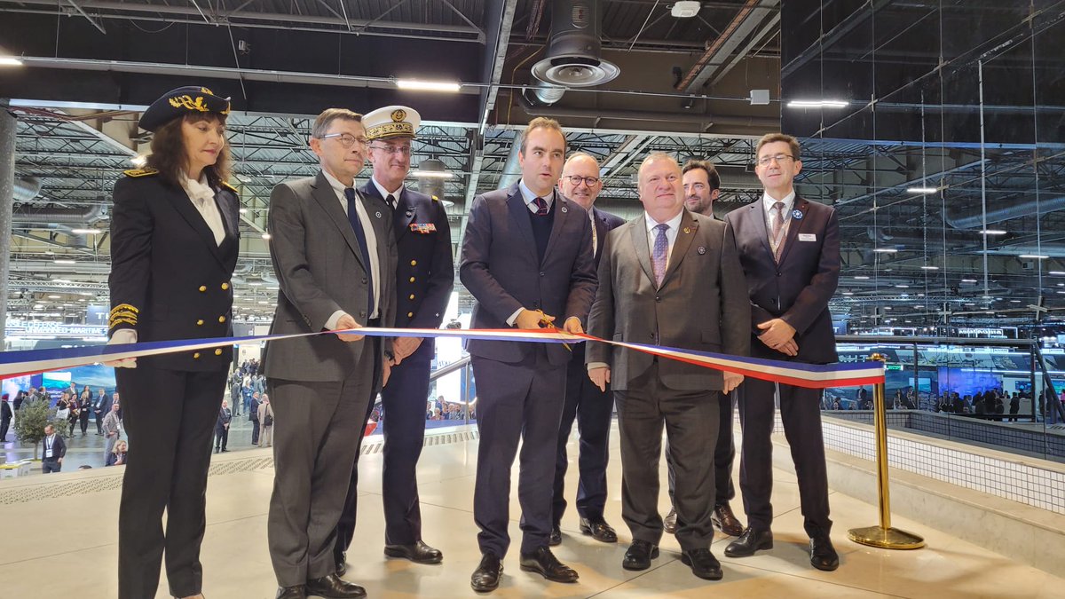 🇫🇷 We had the privilege of welcoming Sébastien Lecornu, French Minister of the Armed Forces, at EURONAVAL!

During this meeting, the Minister had the opportunity to engage with our exhibitors and explore the innovations shaping the future of naval defense.

#EN24 #Defense