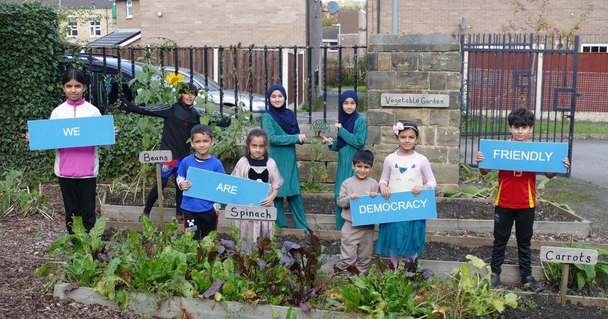 We're delighted to announce that Field Lane Junior, Infant &amp; Nursery School have received our #DemocracyFriendly award👏

Over 200 children have enjoyed learning about local democracy &amp; making a difference in their community, learn more in our blog 👇

democracycommission.org.uk/field-lane-jun…