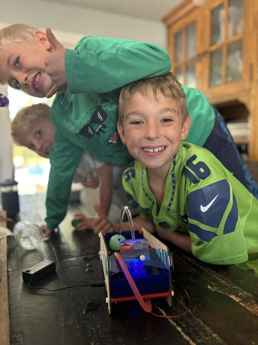 MrKdub's tweet photo. Shoutout to @crunchlabs & this months build box, where #BamBamKam & his brothers learned from @MarkRober about laminar flow 💧
Had a couple extra “crunches” on this months box but as always, love the STEM related builds - highly recommend to parents & #Teachers 👍 #DubFamily https://t.co/8x4k6fFrSo