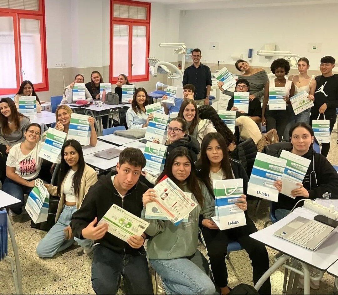 LopezVicuBCN's tweet photo. No totes les pastes de dents són iguals ni tothom necessita el mateix producte.

Gràcies a les xerrades de @unileverspain els nostres alumnes d' #HigieneBucodental podràn fer recomanacions amb evidència científica als pacients.

#EducacióperlaSalut #Higienedental 
#CFGS #FPdual https://t.co/QviQvHIt7A