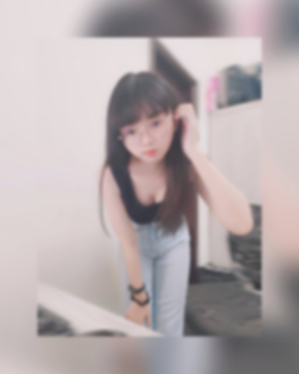 <------「 長袖 --
                           -- 無袖 」------->
______________________________
偷拿舊照對比ww
我其實很少穿無袖跟較貼身的衣服w
這件無袖背心甚至是
我上星期第一次穿ww
雖說我不會就這樣穿出門🤣🤣
一定會加外套之類的ww 
______________________________
雖然現在其實不該出現（期中）
不過自從某個事結束後，
我感覺失去了一些繼續拍照的動力
今天期中崩潰擺爛時...
突然又有點開始想要自己
買些衣服拍照片w🥺🥺
所以就打算來問問你們有沒有想看
哪套衣服之類的？🤣🤣✨
（歡迎丟圖片或賣場連結
______________________________
期中結束後，我再去拍ww
每次問都沒什麼人qqqq 
希望這次有人😭😭