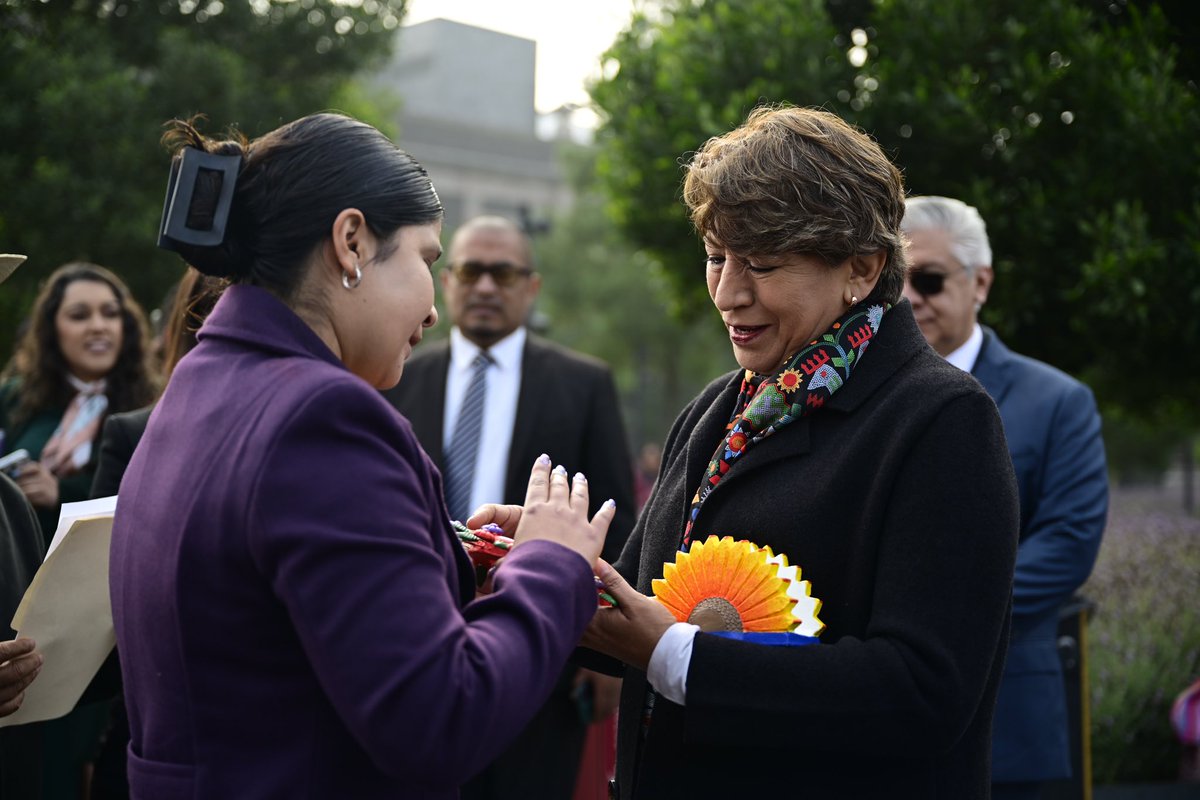 delfinagomeza's tweet photo. 🇲🇽 Inicié las actividades de este lunes con la ceremonia de izamiento de bandera.

Realizar los honores a nuestro lábaro patrio fortalece nuestra identidad nacional y nos motiva a continuar trabajando diariamente para transformar la vida de la población mexiquense.

¡Tengan un excelente día!

#ElPoderDeServir