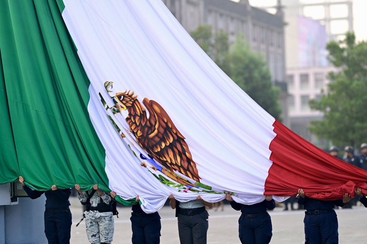 delfinagomeza's tweet photo. 🇲🇽 Inicié las actividades de este lunes con la ceremonia de izamiento de bandera.

Realizar los honores a nuestro lábaro patrio fortalece nuestra identidad nacional y nos motiva a continuar trabajando diariamente para transformar la vida de la población mexiquense.

¡Tengan un excelente día!

#ElPoderDeServir