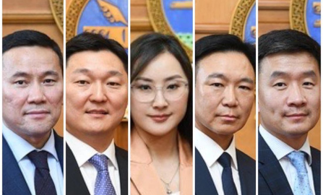 Энэ зураг дотор Монгол улсын шинэ Ерөнхий сайд хийх хүн бна даа…👇

Таануус нэрлээч хөө….⁉️⁉️⁉️⁉️