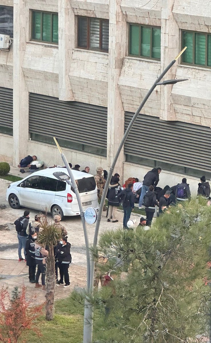 Hiçbir kare bu fotoğraf kadar sömürgeciliği, kayyumu, faşizmi tarifleyemezdi. 

#KahrolsunFaşizm
#BimreKoleti
#BijîAzadî