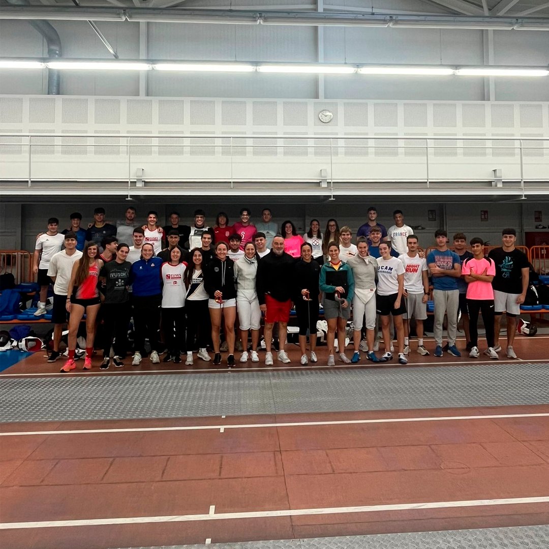 Els nostres alumnes de 1r de CAFE han pogut realitzar una sessió amb l'equip femení espanyol de sabre al Centre de Tecnificació de les Terres de l'Ebre, a Amposta, dins l'assignatura d'Esports d'Adversari-Esgrima. Tota una experiència! 💖💪

#EUSES #CAFE