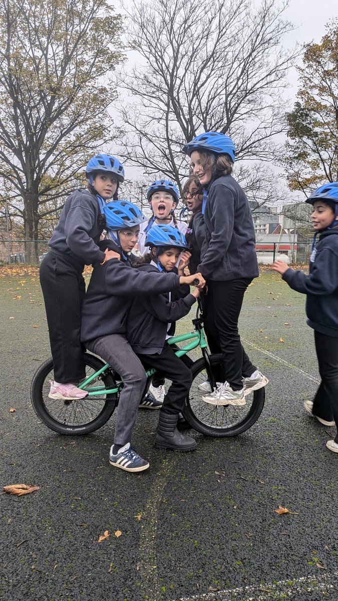 Such a fun afternoon with the kids from <a href="/AnderstonPS/">Anderston Primary School, Glasgow</a> for their first Rock Up and Ride session.

Their enthusiasm was there from the word go and we're super excited to work together over the next few weeks

#MPCommunity #GirlsInSport #GirlsOnBikes #SheCanSheWill <a href="/MovementPark813/">Movement Park</a>