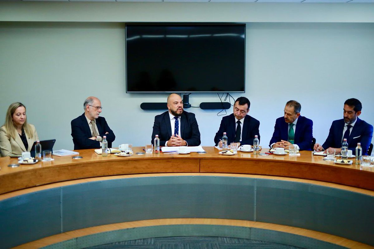 Junto a España llevamos adelante un trabajo conjunto de cooperación para enfrentar los problemas de #seguridad. Iniciamos nueva sesión de comisión mixta creada por el convenio entre Chile y España, donde abordamos principalmente las capacitaciones y el fortalecimiento de la