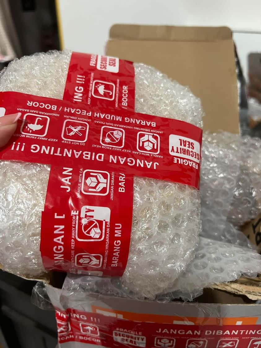 SJ_SsiwonChoi's tweet photo. Kirim kue kering melalui @lionparcel_  cepet sih sehari sampai. Tapi kue nya hancur lebur pdhal udah double packing buble wrap + kerdus + sticker dan tulisan jangan di banting..gimana donk ya? Kapok banget dah👎🏻 https://t.co/wa5HlQ1NDQ