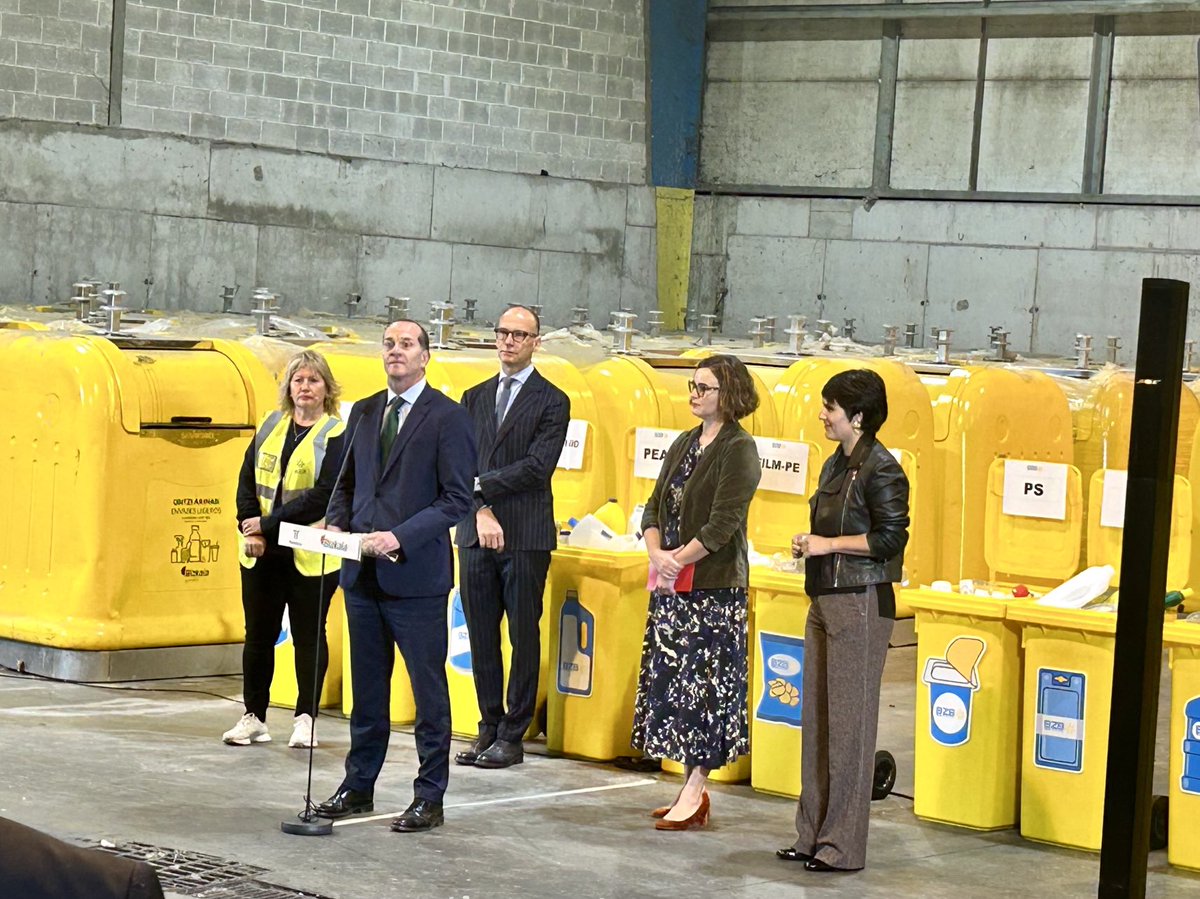 Presentación en sociedad de la #plantamodelo Amorebieta en <a href="/Bizkaia/">Bizkaiko Foru Aldundia/Diputación Foral de Bizkaia</a>.
La Diputada General <a href="/eetxanobe/">Elixabete Etxanobe</a>, con ⁦<a href="/AngelHervella/">Angel Hervella</a>⁩ de ⁦<a href="/ecoembes/">Ecoembes</a>⁩, Diputada foral Arantza Atutxa, Joachim Domrös y su atento equipo de ⁦<a href="/TrienekensPV/">Trienekens País Vasco</a>⁩ han dibujado por dónde irá el futuro